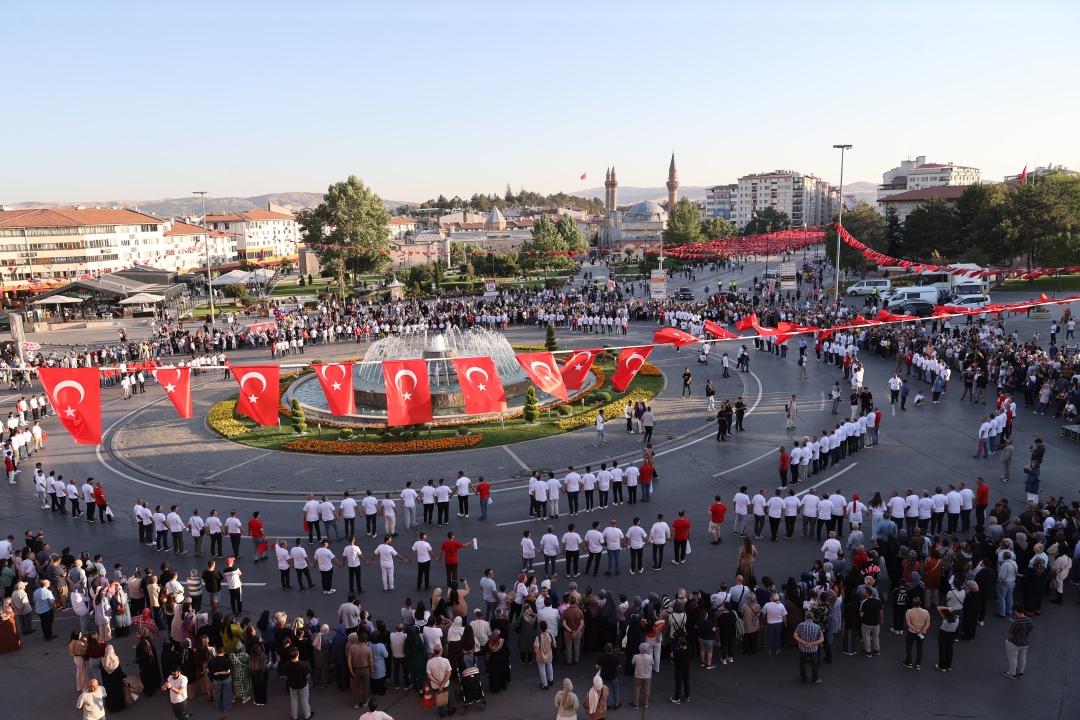 1058 kişi aynı anda halay çekti