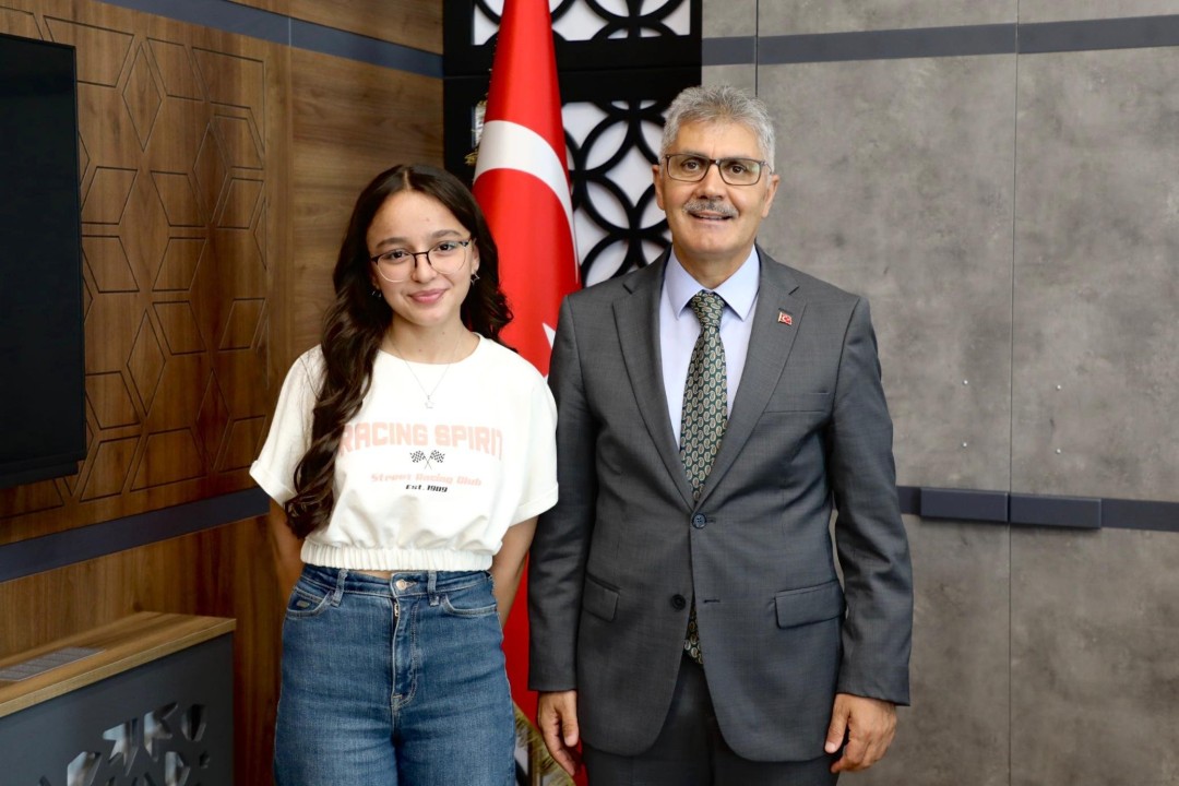 15557Gwdu8zyXkAAegls.jpg