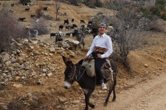 18 yaşındaki Yusuf söylediği manilerle ilgi odağı oldu   