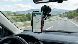 2026 Trafik Cezaları Belli Oldu: Ön Cama Telefon Koymak Yasak mı?