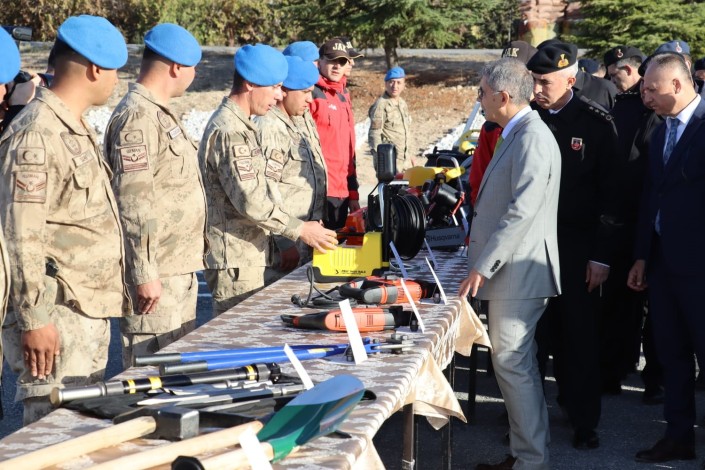 21 kalem arama kurtarma malzemesi jandarma ekiplerine teslim edildi   