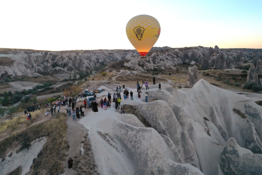 33617AA-20251003-39297777-39297762-CINLI_TURISTLER_ALTIN_HAFTA_TATILINDE_KAPADOKYAYI_HAREKETLENDIRDI.jpg