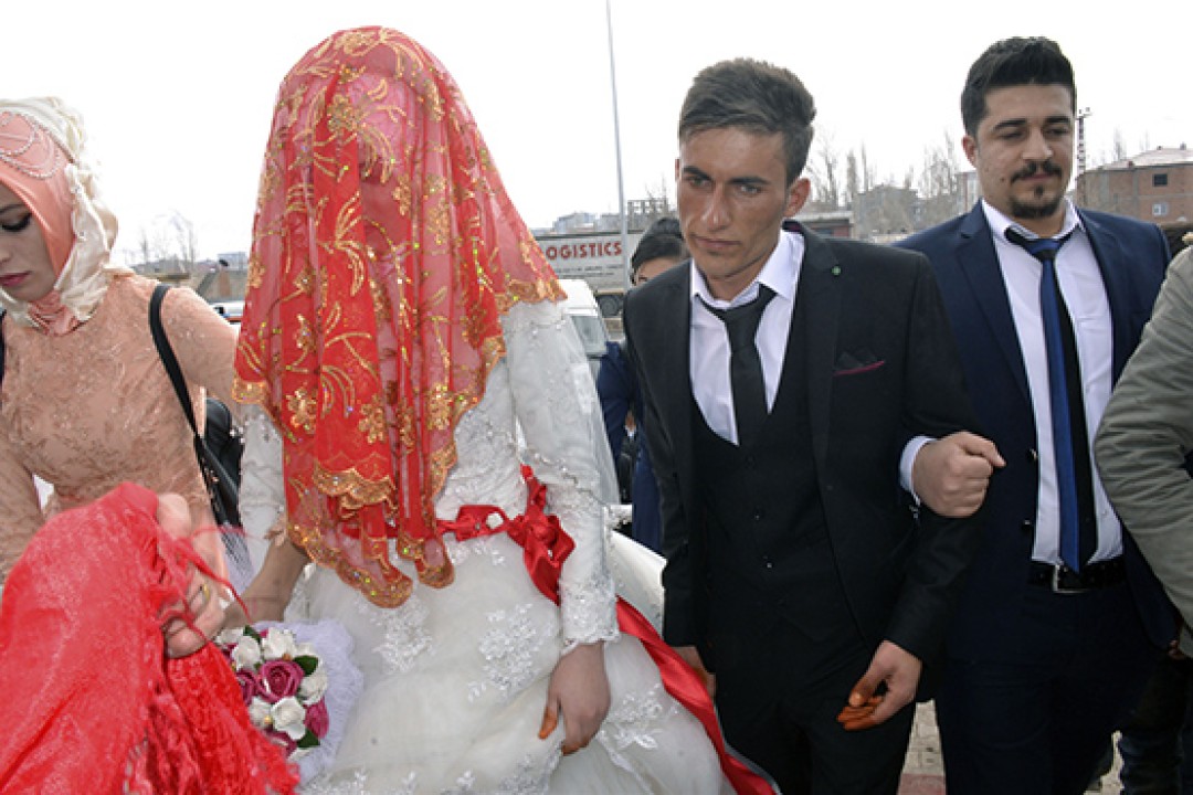 34084haber_2017_02_gelin_damat_1.jpg