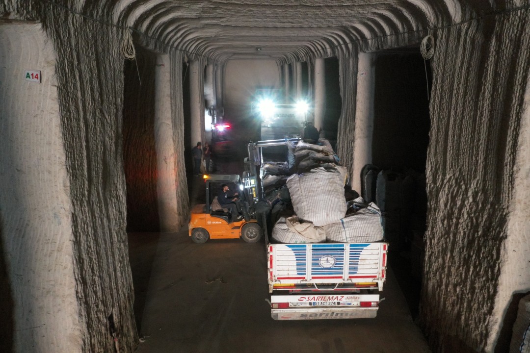 35142AA-20251013-39397997-39397986-TURKIYENIN_PATATESI_KAPADOKYADAKI_DOGAL_SOGUK_HAVA_DEPOLARINDA_MUHAFAZA_EDILIYOR.jpg