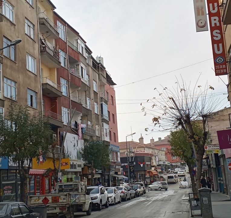  5. kattan düşen genç kız yaşamını yitirdi 