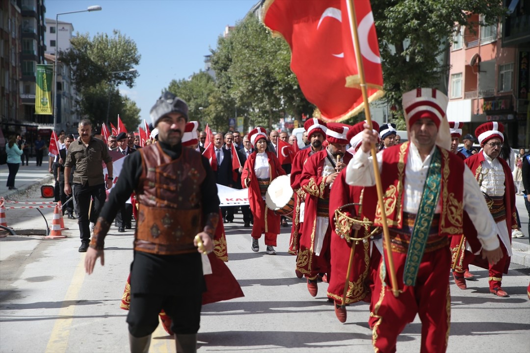 671AA-20250922-39189797-39189792-DAVUL_SEVGISI_AYSE_EZERI_MEHTER_TAKIMINA_TASIDI.jpg