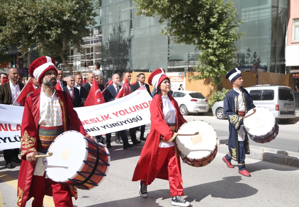 8692AA-20250922-39189797-39189787-DAVUL_SEVGISI_AYSE_EZERI_MEHTER_TAKIMINA_TASIDI.jpg