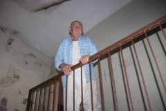 95 yaşındaki Fuat dede depremlerde terk edilen binada tek başına yaşıyor