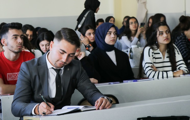 AA-20231106-32692185-32692184-KAYSERILI_YAHYA_MERT_HEM_LOSEMIYI_YENDI_HEM_DE_UNIVERSITEYI_KAZANDI.jpg