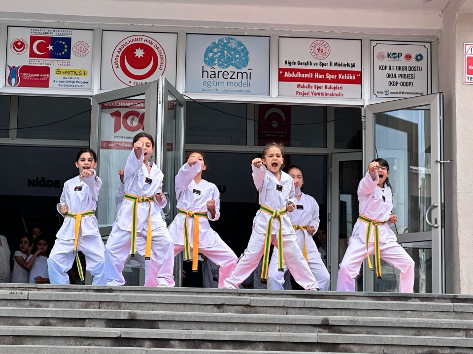 Abdülhamid Han Ortaokulu’nda 23 Nisan coşkusu
