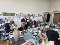 Ahşap boyama kursunda el becerileri gelişiyor   