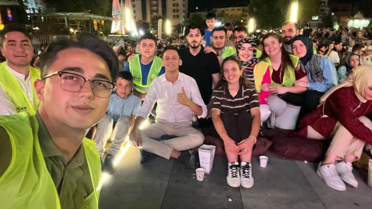 AK Parti Gençlik Kolları, Niğde Belediyesi Minderli Sinema Günleri’ne İkram Desteği Sağladı