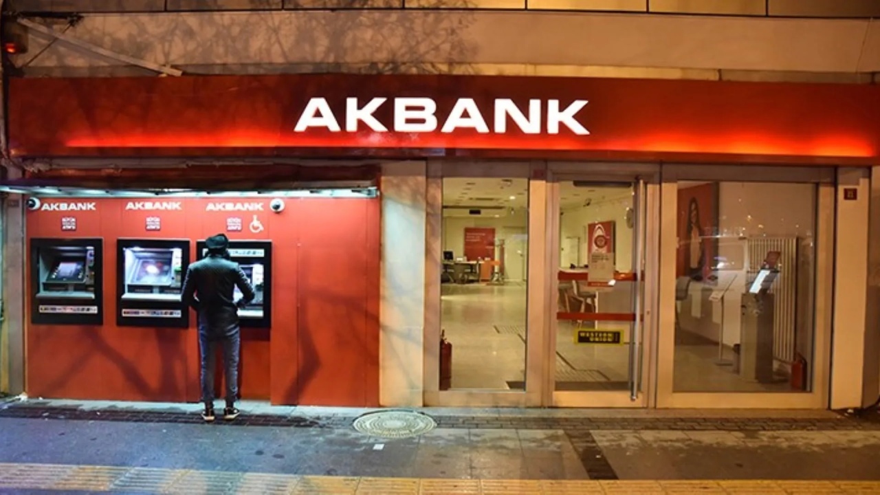 AKBANK ÇÖKTÜ MÜ? Akbank Mobil'e neden girilmiyor? Akbank neden çöktü, ne zaman düzelecek?