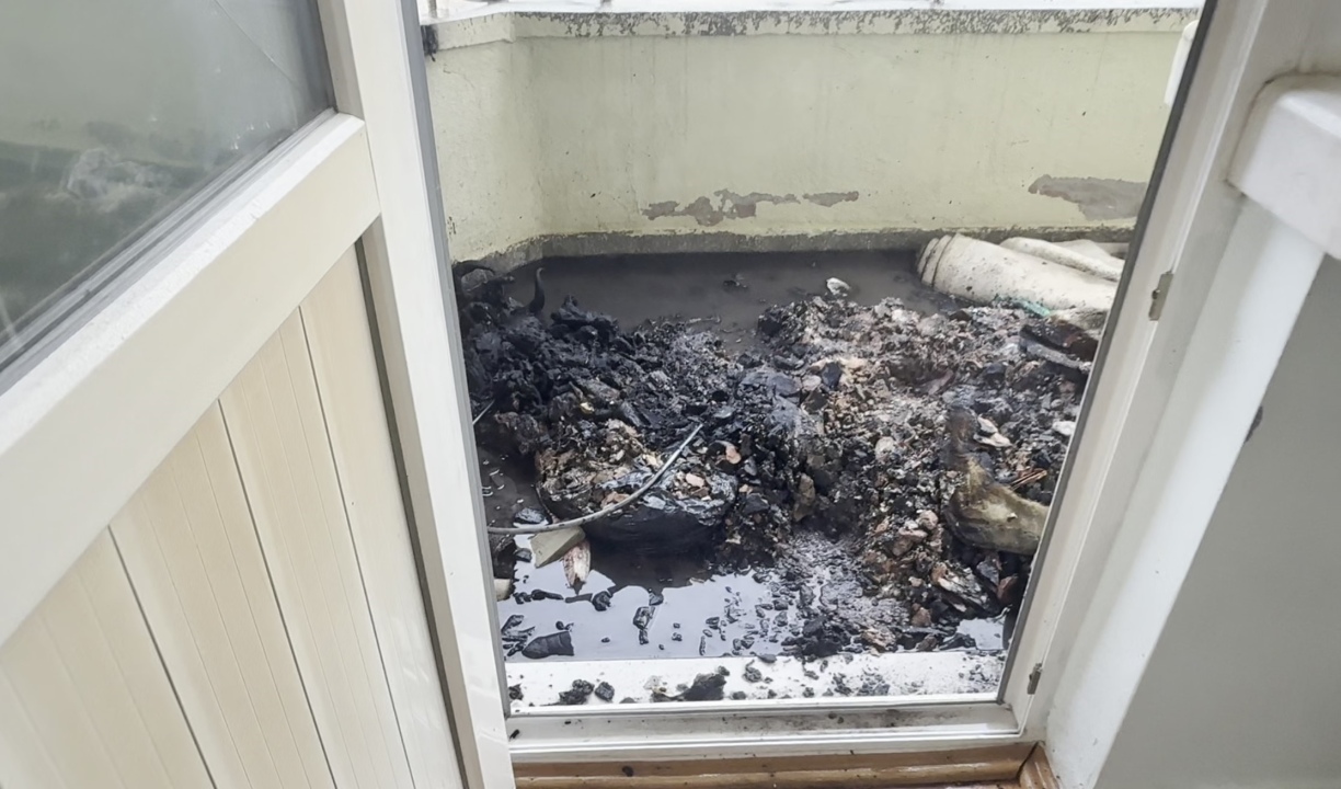 Balkonda biriken soba külü yangına yol açtı