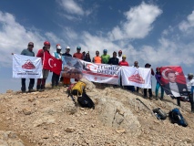 Aladağlar’da 15 Temmuz şehitleri anısına zirve tırmanışı yapıldı