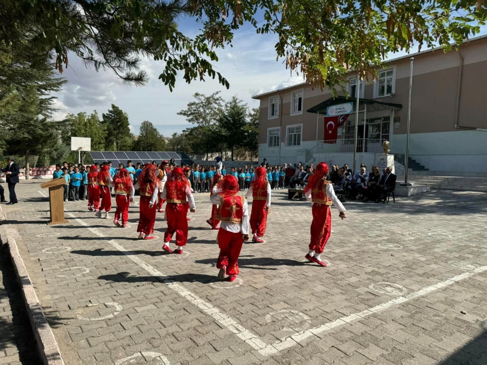 Altunhisar'da İlköğretim Haftası Coşkuyla Kutlandı