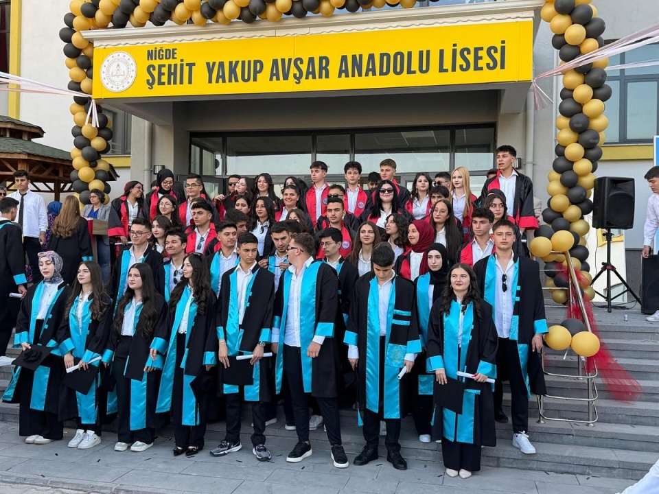 Altunhisar Belediye Başkanı Neşet Doygun, Mezuniyet Coşkusuna Ortak Oldu