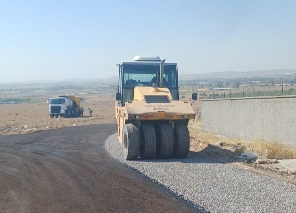 Altunhisar’da 5 kilometrelik sathi asfalt çalışması sürüyor