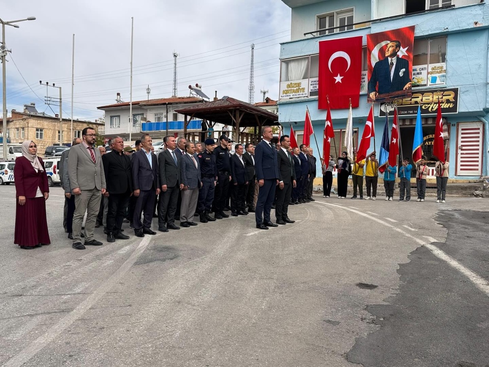 Altunhisar’da Cumhuriyet’in 102. yılı dolayısıyla çelenk sunuldu