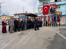Altunhisar’da Cumhuriyet’in 102. yılı dolayısıyla çelenk sunuldu