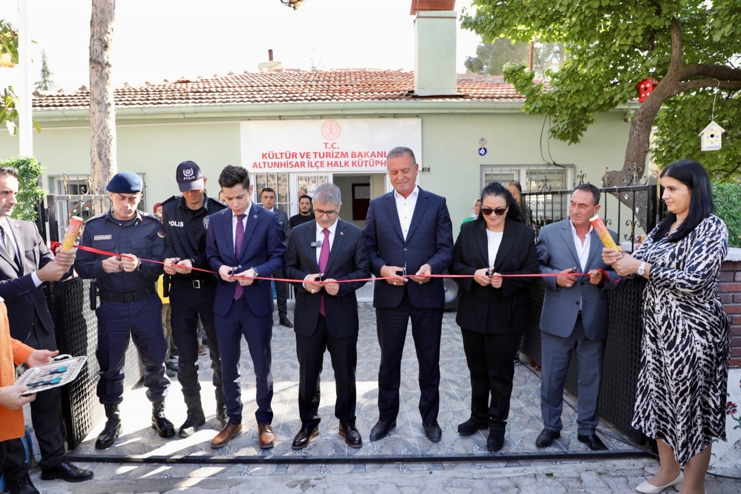 Altunhisar’da halk kütüphanesi ve yenilenen tesisler hizmete girdi