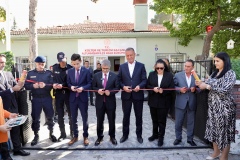 Altunhisar’da halk kütüphanesi ve yenilenen tesisler hizmete girdi