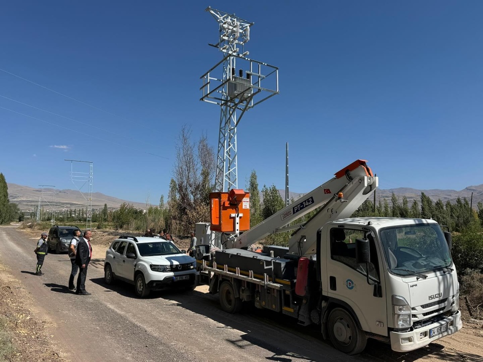 Altunhisar’da üç mevkiye elektrik verildi