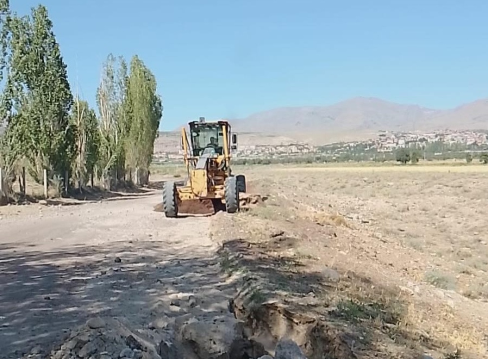Altunhisar’da yağmur sonrası yol onarımları sürüyor