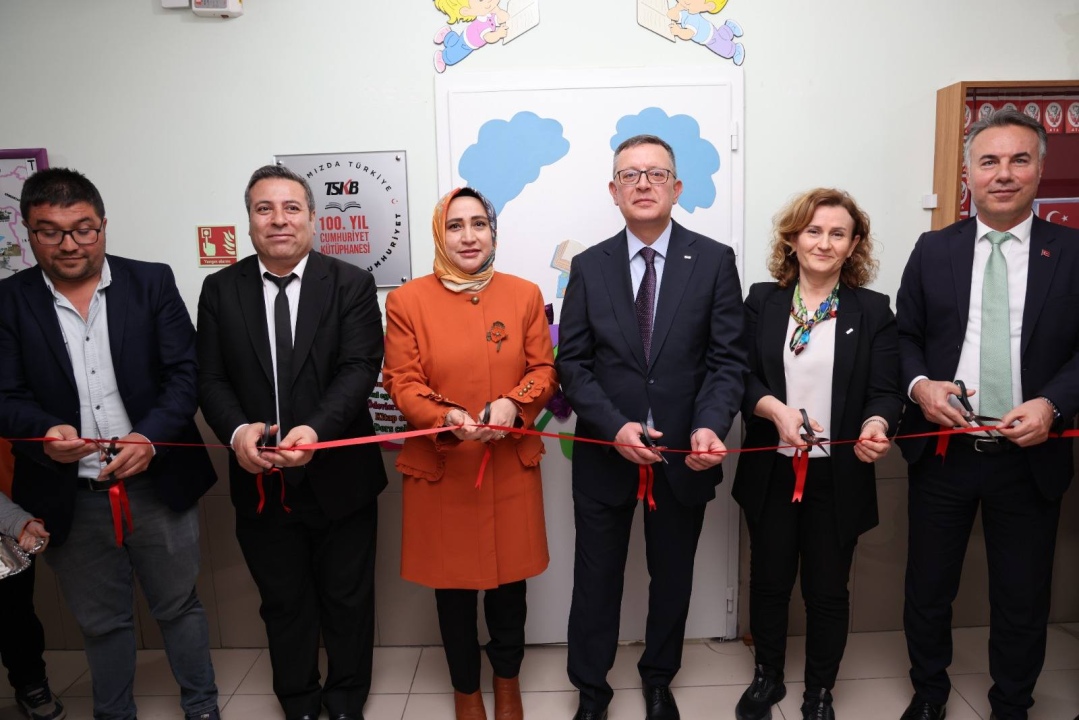 Altunhisar’da zenginleştirilmiş kütüphane açıldı