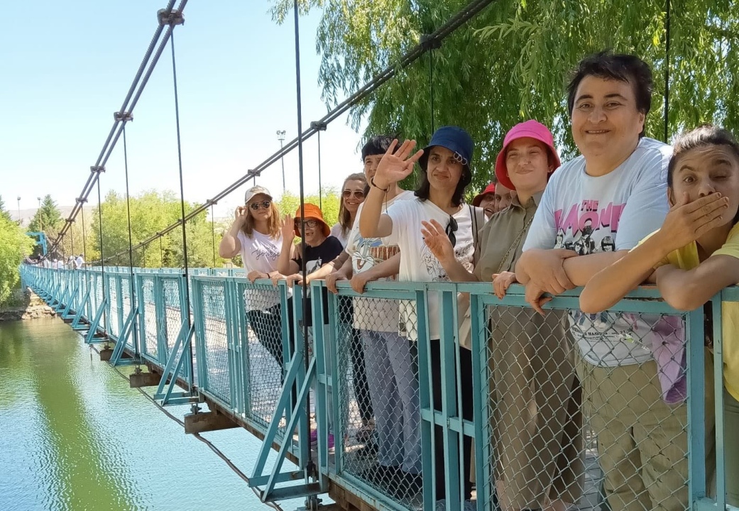 Altunhisar Engelsiz Yaşam sakinleri Nevşehir’de tarih ve doğa ile buluştu