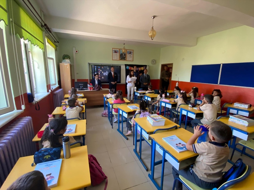 Altunhisar Kaymakamı Yiğit’ten Okula Yeni Başlayan Öğrencilere Ziyaret