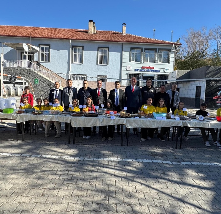 Altunhisar Mustafa Necati Ortaokulu’nda kermes düzenlendi