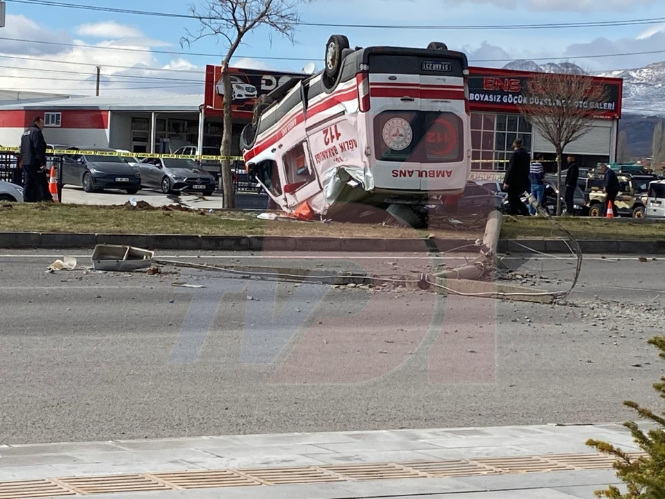  Ambulans ile hafif ticari araç çarpıştı! Çok sayıda yaralı var 