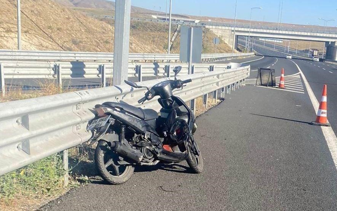 Ankara-Niğde Otobanında Motosiklet Bariyere Çarptı!