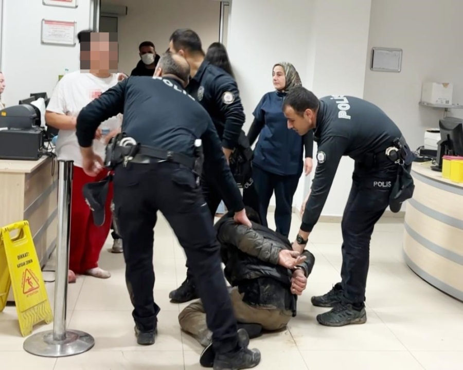 Annesinin sevgilisini bıçakla ağır yaraladı
