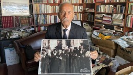 Atatürk'ün TBMM'de dua ettiği fotoğrafın da bulunduğu koleksiyonunu Türk Tarih Kurumuna bağışladı