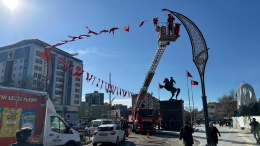 Atatürk Anıtı, Türk Bayraklarıyla donatıldı