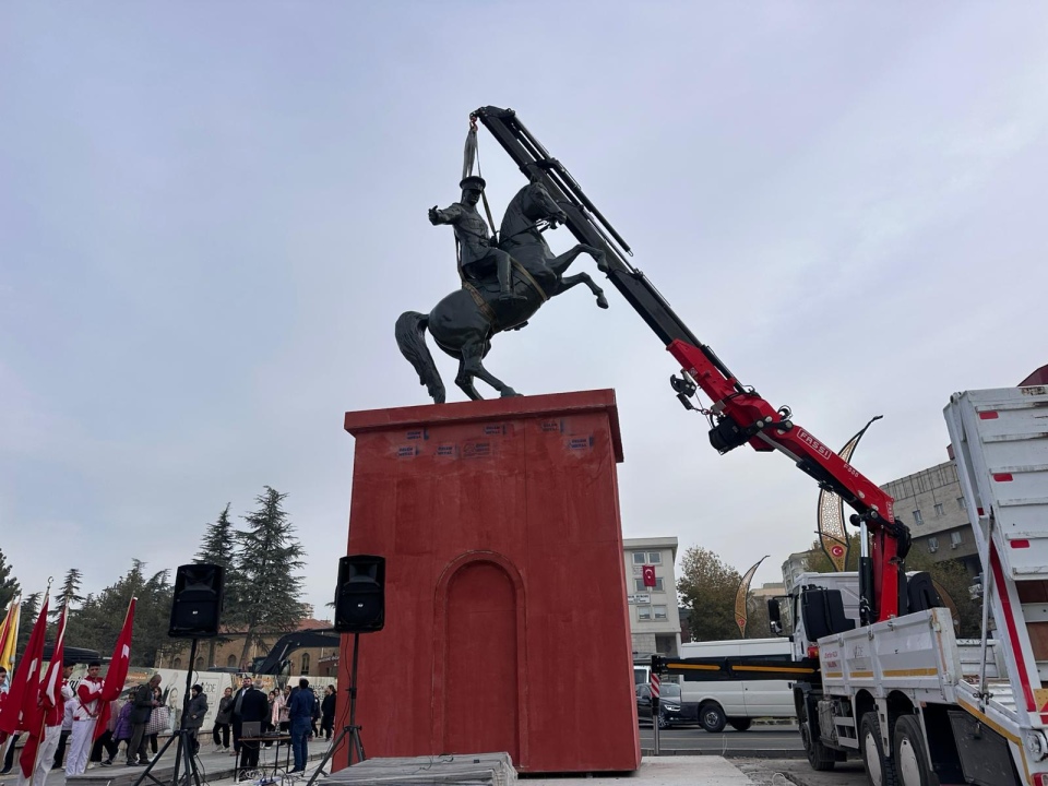 Atatürk Anıtı yeni yerine taşındı