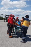 Ayak bileği kırılan dağcı, askeri helikopterle kurtarıldı