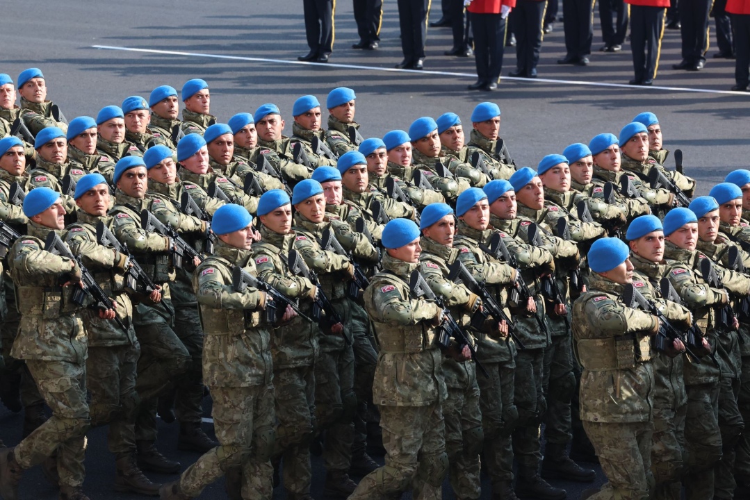 Azerbaycan’da Zafer Günü coşkusu! Türk komandolar ve savaş uçakları kutlamada yer aldı
