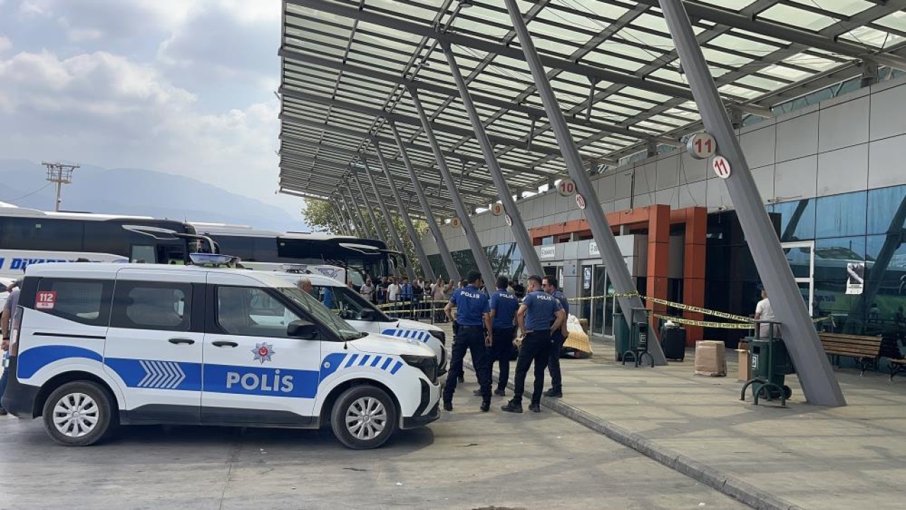 Baba kızını herkesin gözü önünde tüfekle vurdu