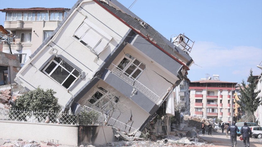 bakan-kurum-deprem-bolgesinde-84-bin-726-bina-yikik-acil-yikilacak-ve-agir-hasarli-olarak-tespit-edildi-dP7E.jpg