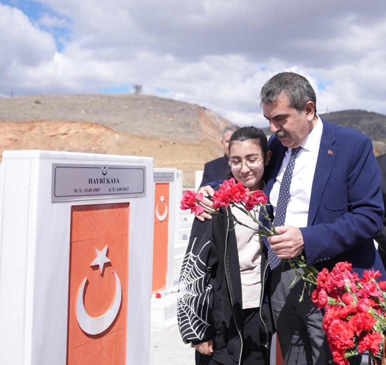 Bakan Tekin, Şehit Öğretmenler Abidesi’ni ziyaret etti