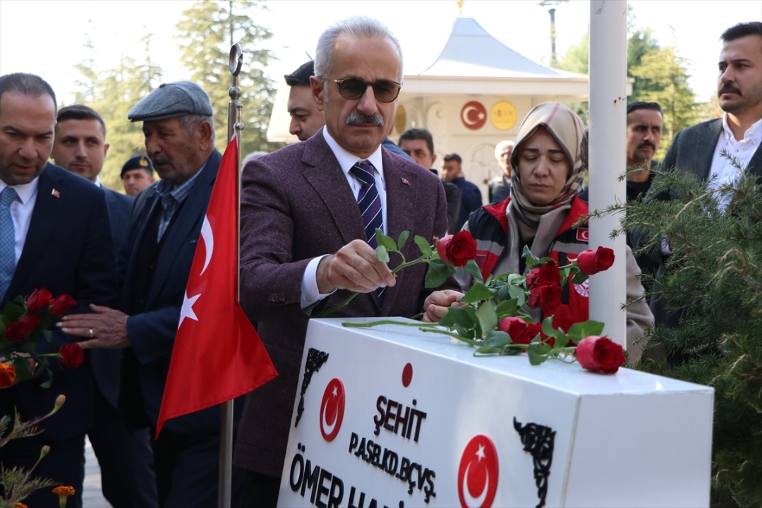 Bakan Uraloğlu, Şehit Ömer Halisdemir’in kabrini ziyaret etti