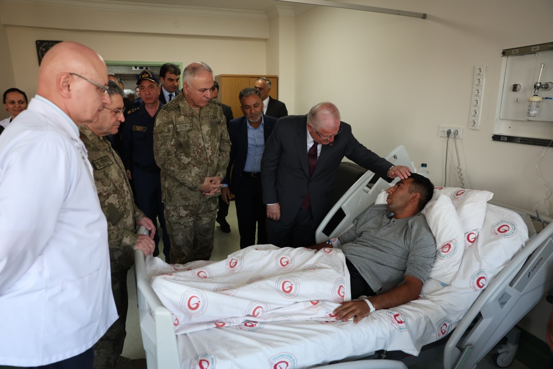 Bakan Yaşar Güler'den GATA'da tedavi gören Mehmetçiklere ziyaret