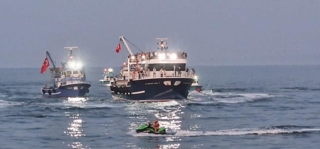 Balıkçılar av sezonu açılmasını meşale yakarak kutladı