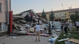 Balıkesir Sındırgı’da Bina Yıkıldı, Kurtarma Çalışmaları Sürüyor