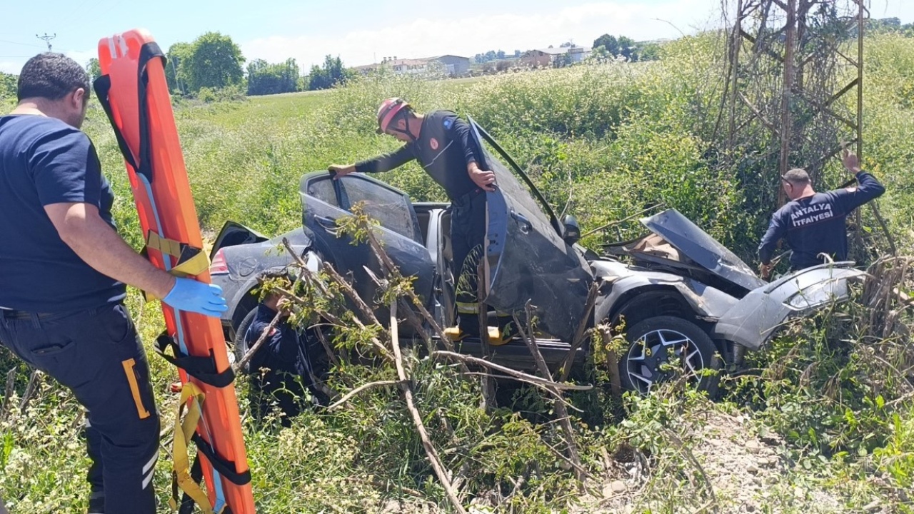 Bariyerlere çarpıp kanala devrildi