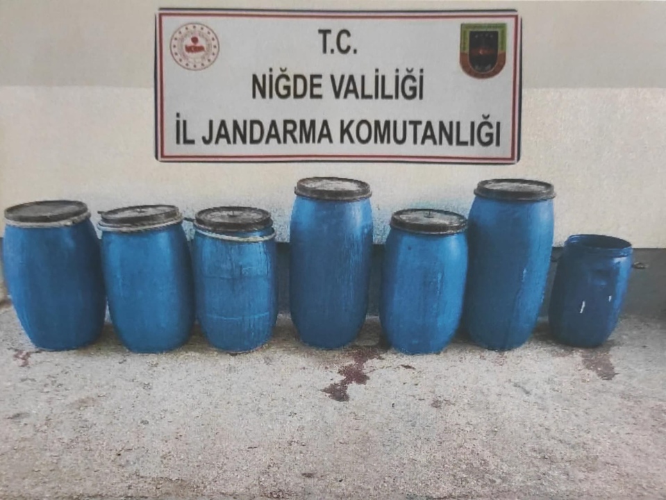 Bor’da yüzlerce litre kaçak şarap ele geçirildi