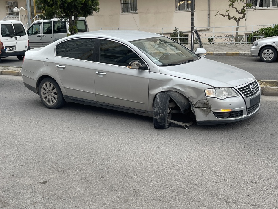 Bor’da iki otomobil çarpıştı